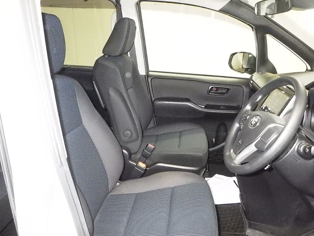 2019 Toyota Voxy X 7 people auction photo 6
