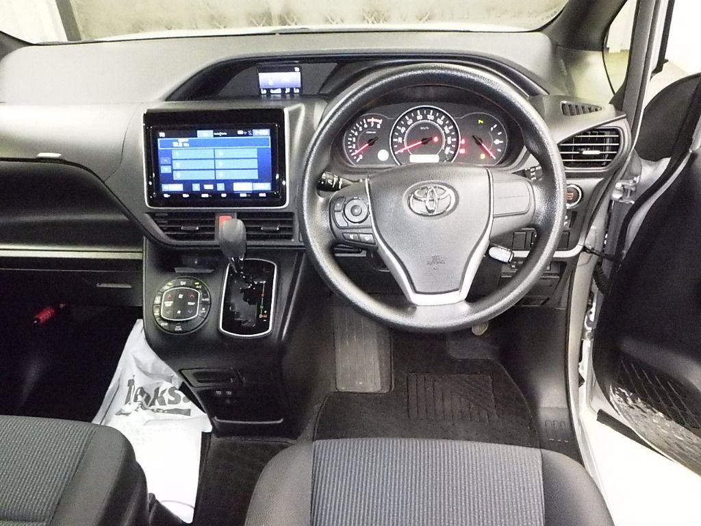 2019 Toyota Voxy X 7人 auction photo 3