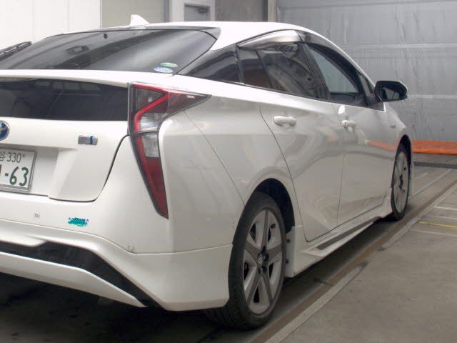2016 Toyota Prius Aツーリングセレクション auction photo 5