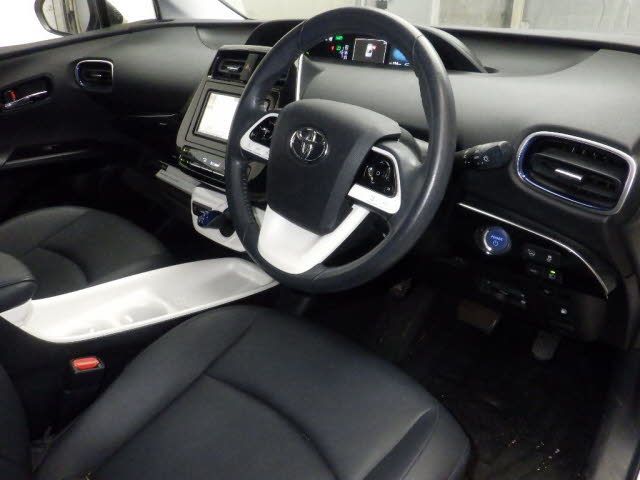 2016 Toyota Prius Aツーリングセレクション auction photo 3