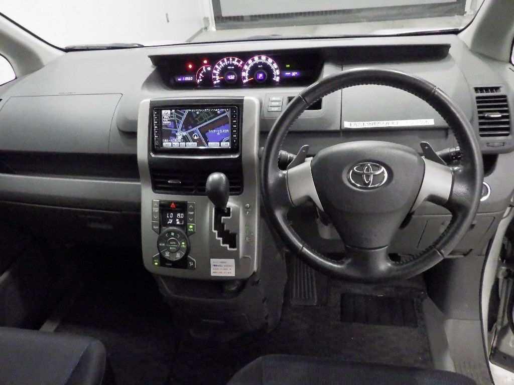 2008 Toyota Voxy ZS Kira 8 people auction photo 3
