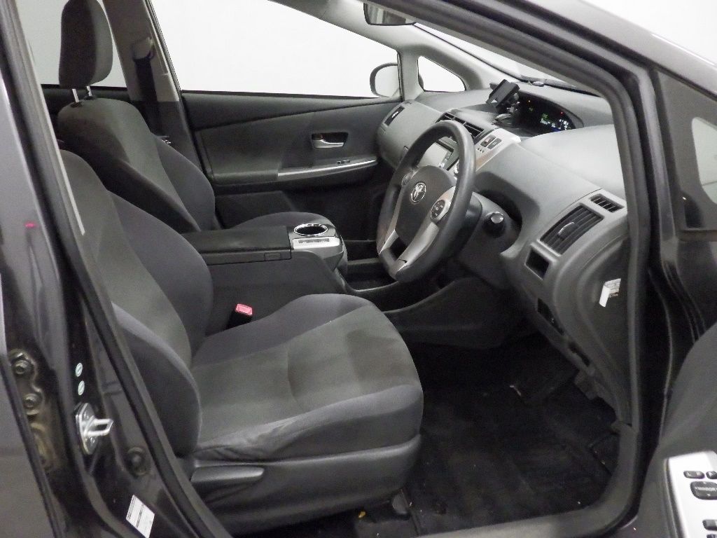 2014 Toyota Prius Alpha S L Selection auction photo 6