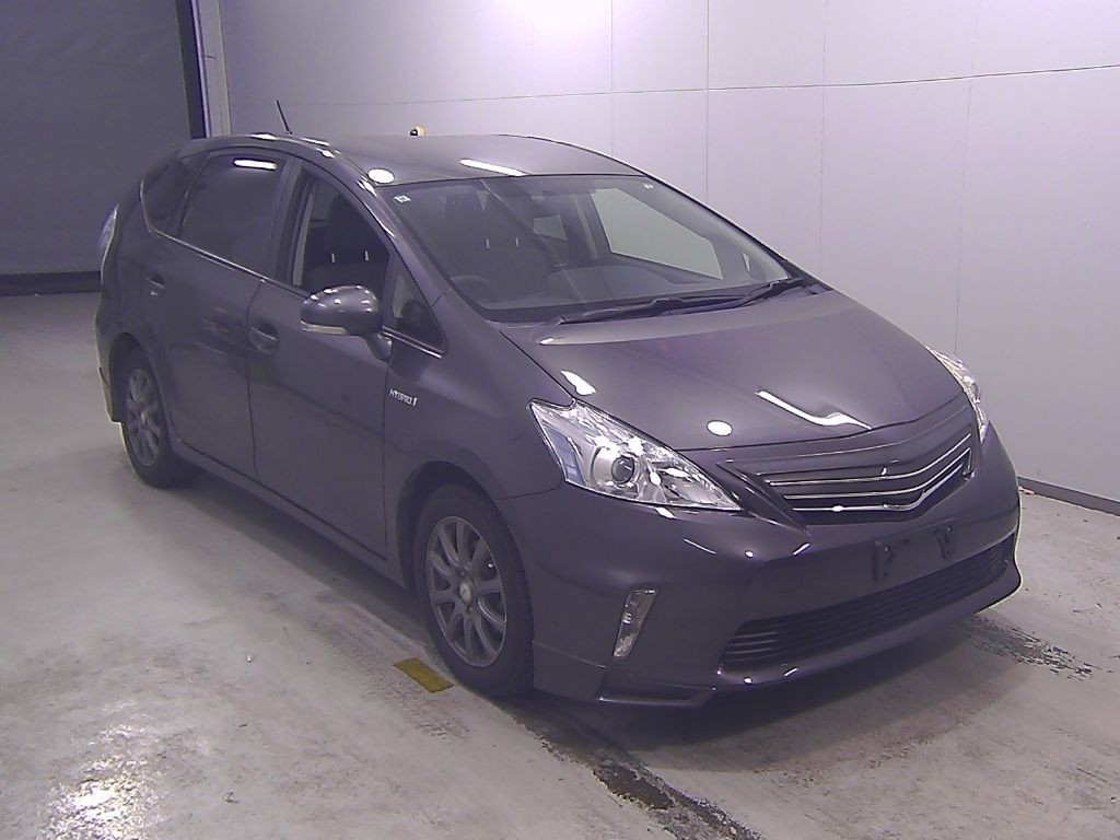 2014 Toyota Prius Alpha S L Selection Japan auction vehicle