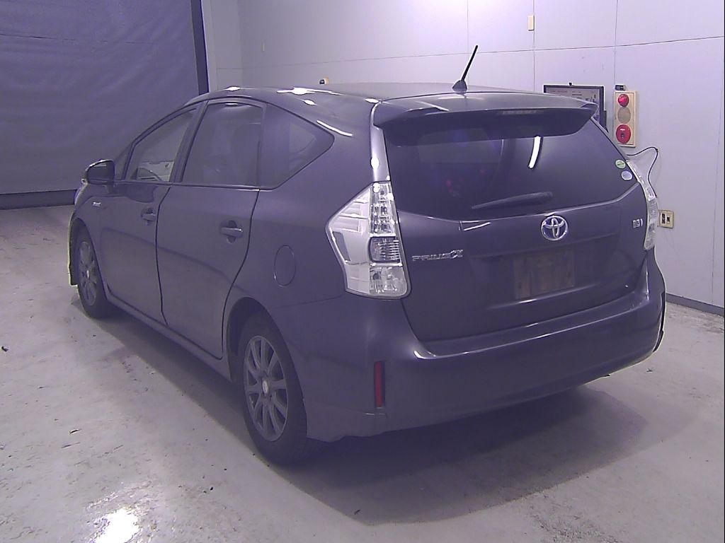 2014 Toyota Prius Alpha S L Selection auction photo 5