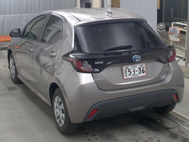 2021 Toyota Yaris ハイブリッドX auction photo 2