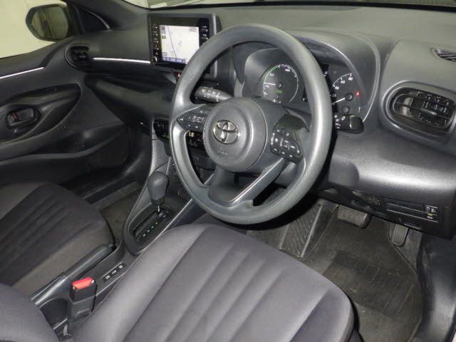 2021 Toyota Yaris ハイブリッドX auction photo 3