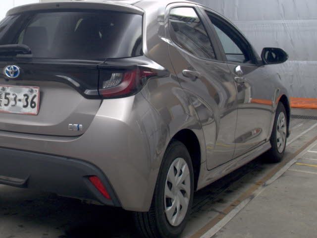 2021 Toyota Yaris ハイブリッドX auction photo 5