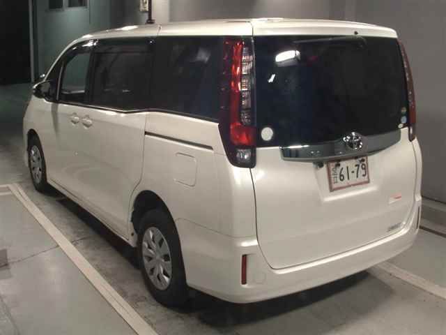 2017 Toyota Noah 4WD X Vパッケージ auction photo 2