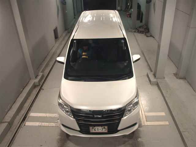 2017 Toyota Noah 4WD X Vパッケージ auction photo 6