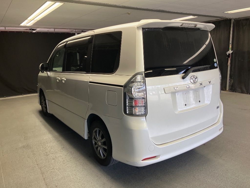 2011 Toyota Voxy ZS auction photo 2