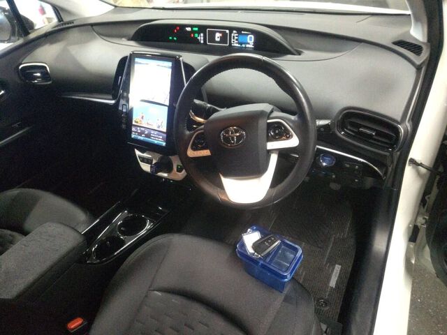 2017 Toyota Prius PHEV A auction photo 3