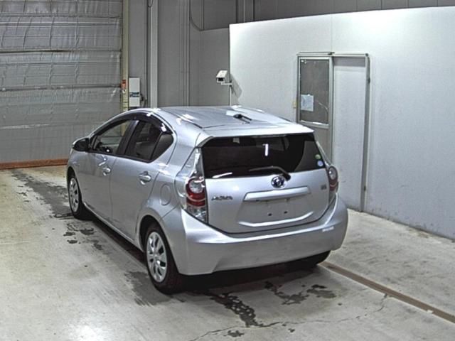 2014 Toyota Aqua S auction photo 2