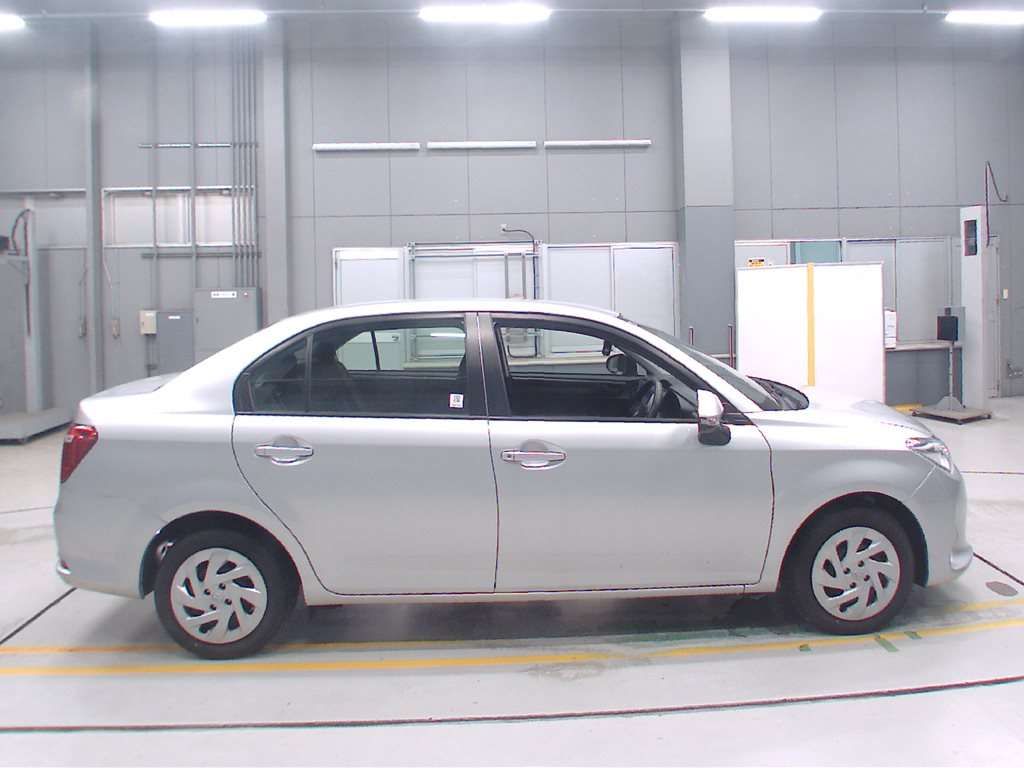 2021 Toyota Corolla Axio Hybrid EX auction photo 3