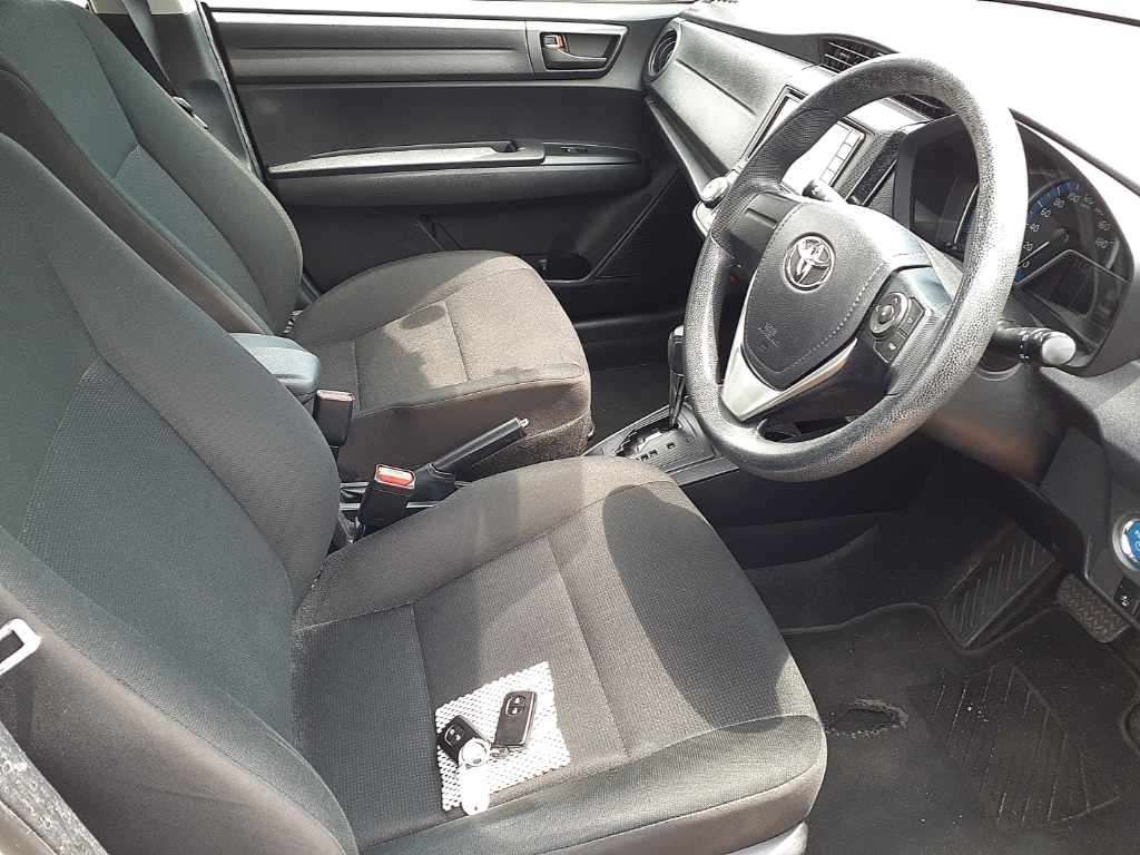 2021 Toyota Corolla Axio Hybrid EX auction photo 8