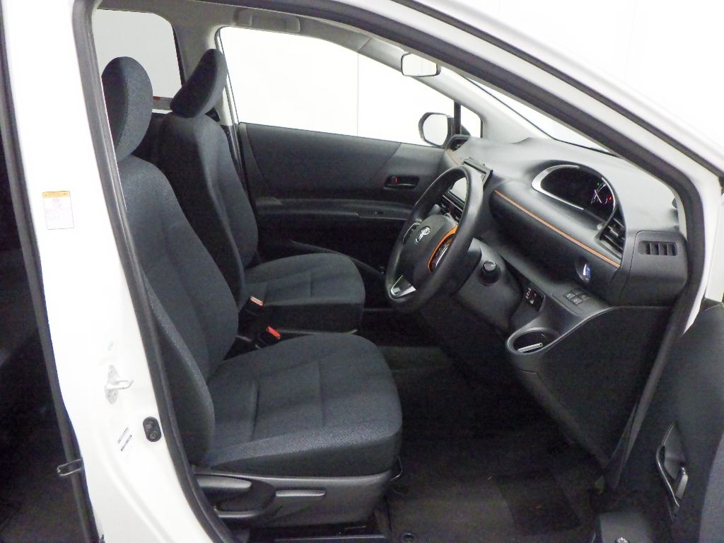 2017 Toyota Sienta ハイブリッドX auction photo 6