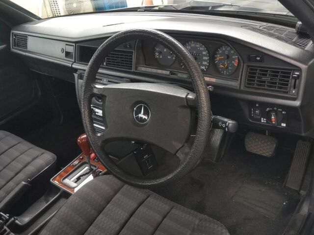 1990 Mercedes-Benz 190クラス auction photo 3