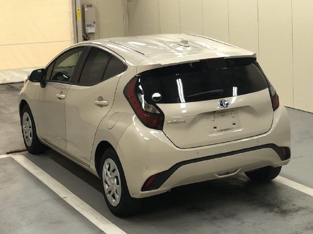 2022 Toyota Aqua X auction photo 2