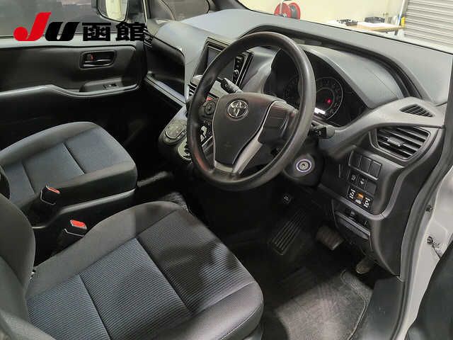 2017 Toyota Noah 4WD X auction photo 3