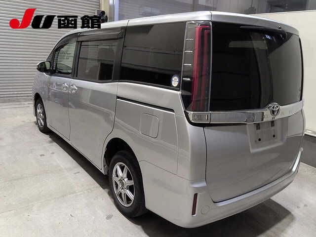 2017 Toyota Noah 4WD X auction photo 2