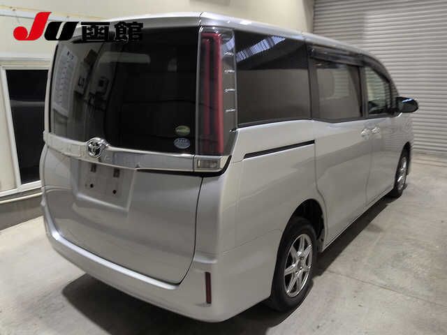 2017 Toyota Noah 4WD X auction photo 5