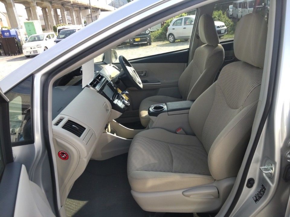 2018 Toyota プリウス α auction photo 16