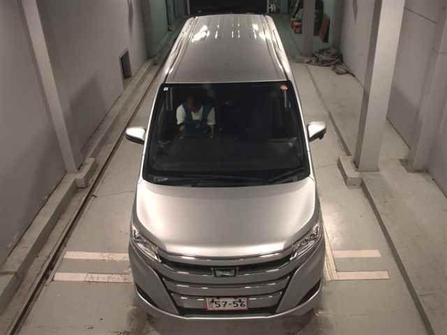 2021 Toyota Noah 4WD X auction photo 6