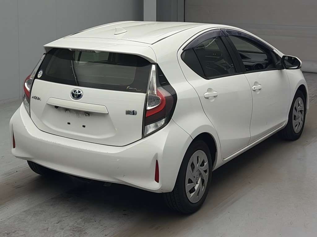 2021 Toyota Aqua L auction photo 2