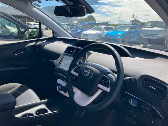 2017 Toyota Prius Sセーフティプラス auction photo 3