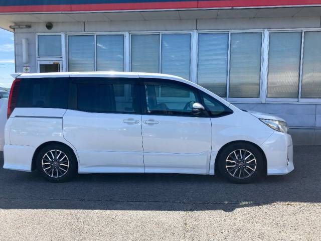 2014 Toyota Noah Si auction photo 2