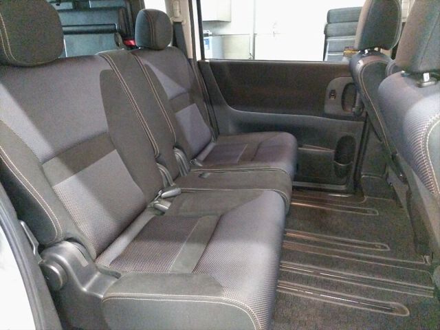 2010 Nissan Serena ハイウェイスター 4WD auction photo 6