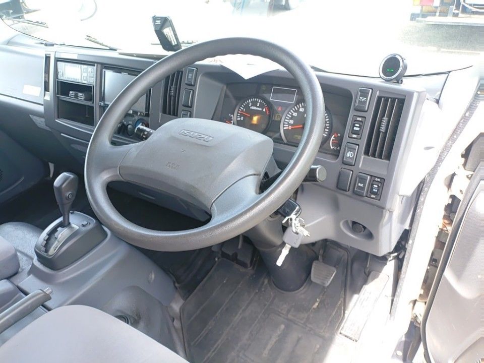 2017 Isuzu Elf auction photo 3