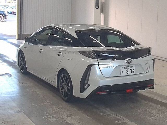 2022 Toyota Prius PHEV S GRスポーツ auction photo 2