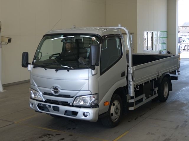 2022 Hino Dutro Hira Japan auction vehicle