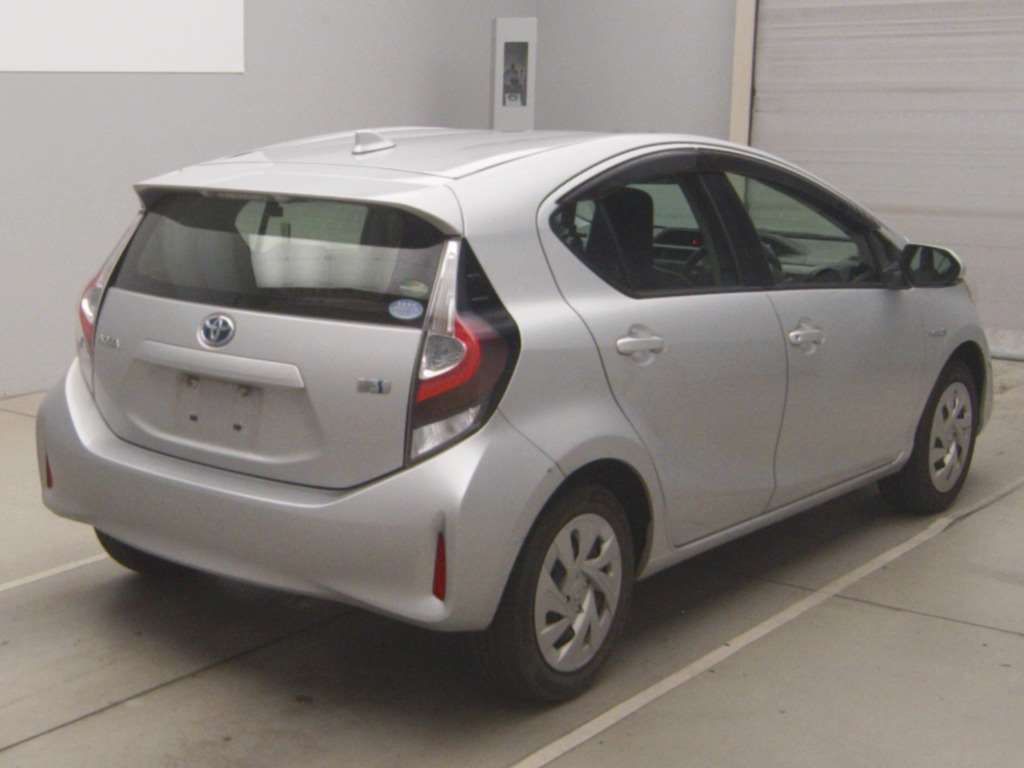 2019 Toyota Aqua L auction photo 2