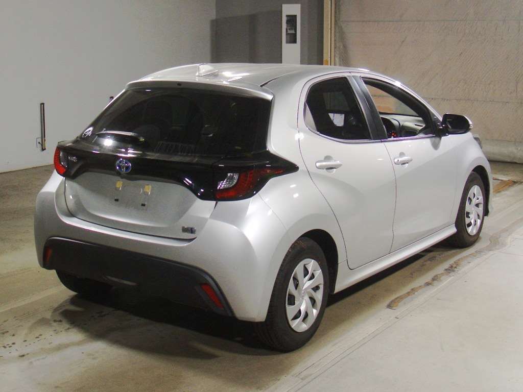 2022 Toyota Yaris ハイブリッドX auction photo 2