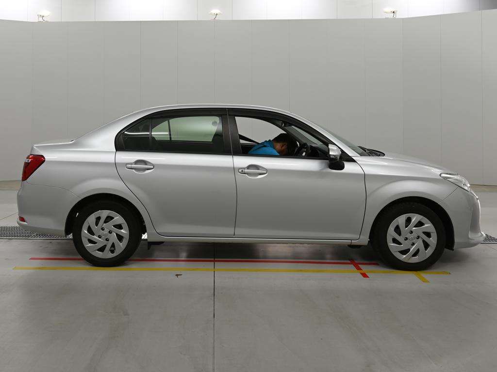 2021 Toyota Corolla Axio ハイブリッド EX auction photo 3