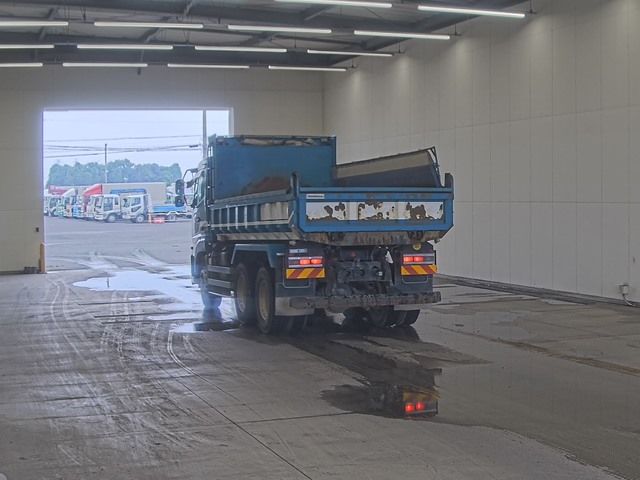 2015 Nissan Diesel クオン dump auction photo 2