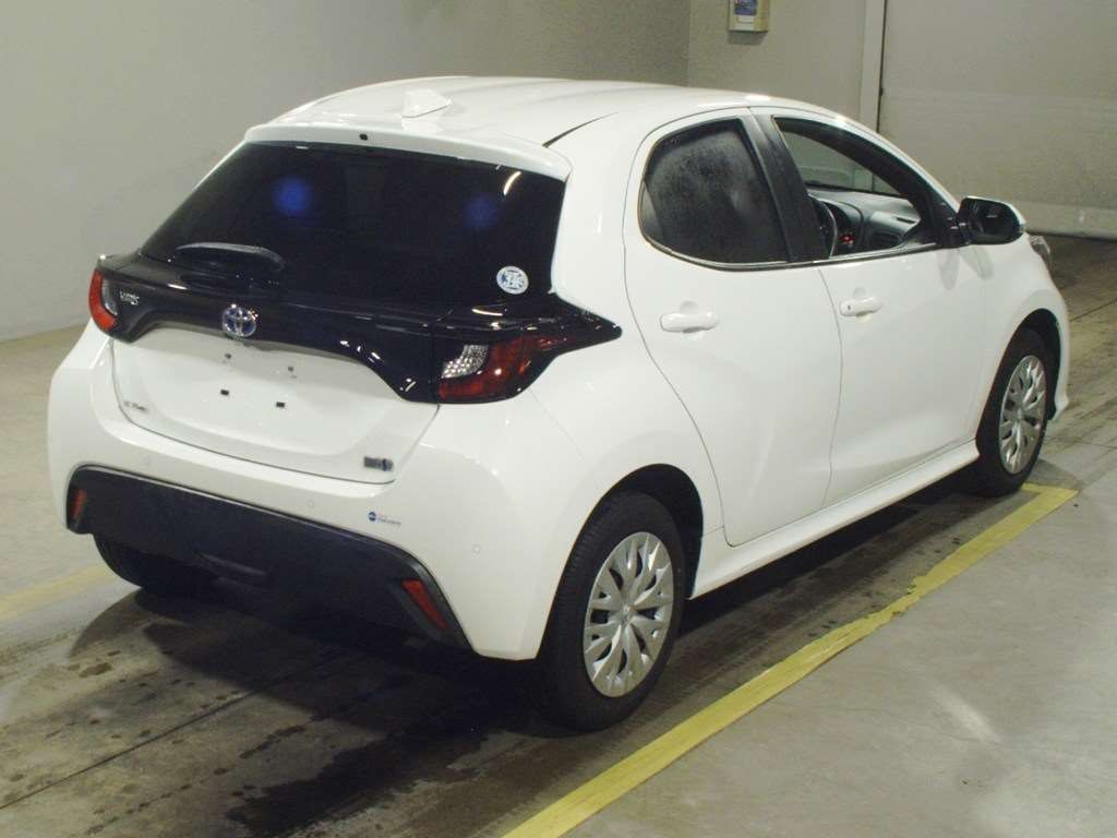 2023 Toyota Yaris ハイブリッドX 4WD auction photo 2