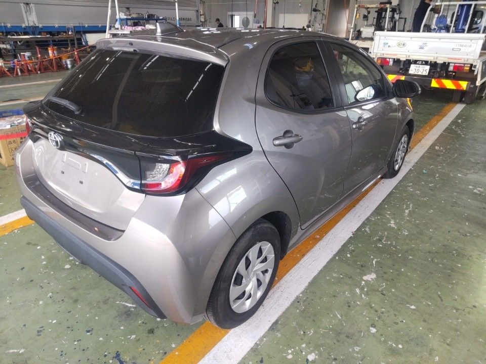 2023 Toyota Yaris auction photo 2