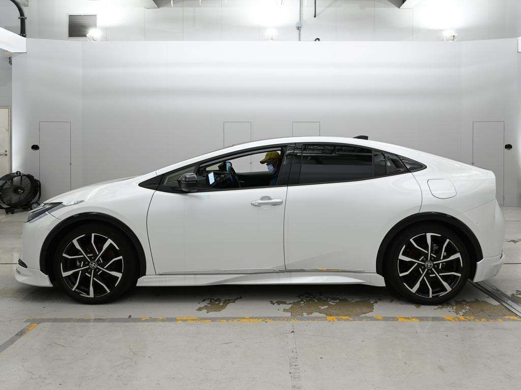 2023 Toyota Prius PHEV Z auction photo 4