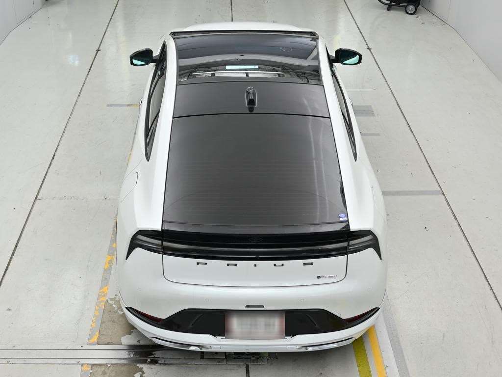 2023 Toyota Prius PHEV Z auction photo 8