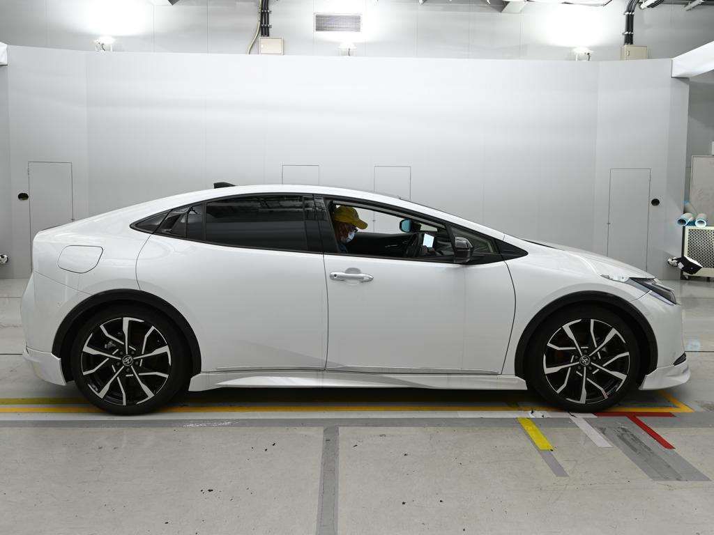 2023 Toyota Prius PHEV Z auction photo 3