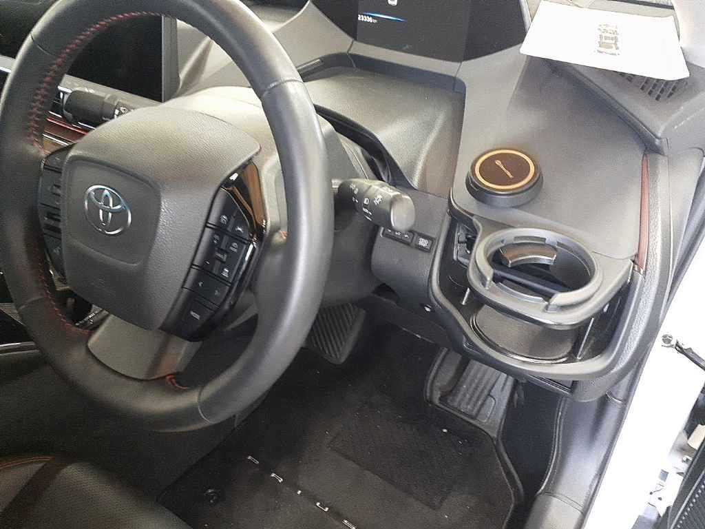 2023 Toyota Prius PHEV Z auction photo 9