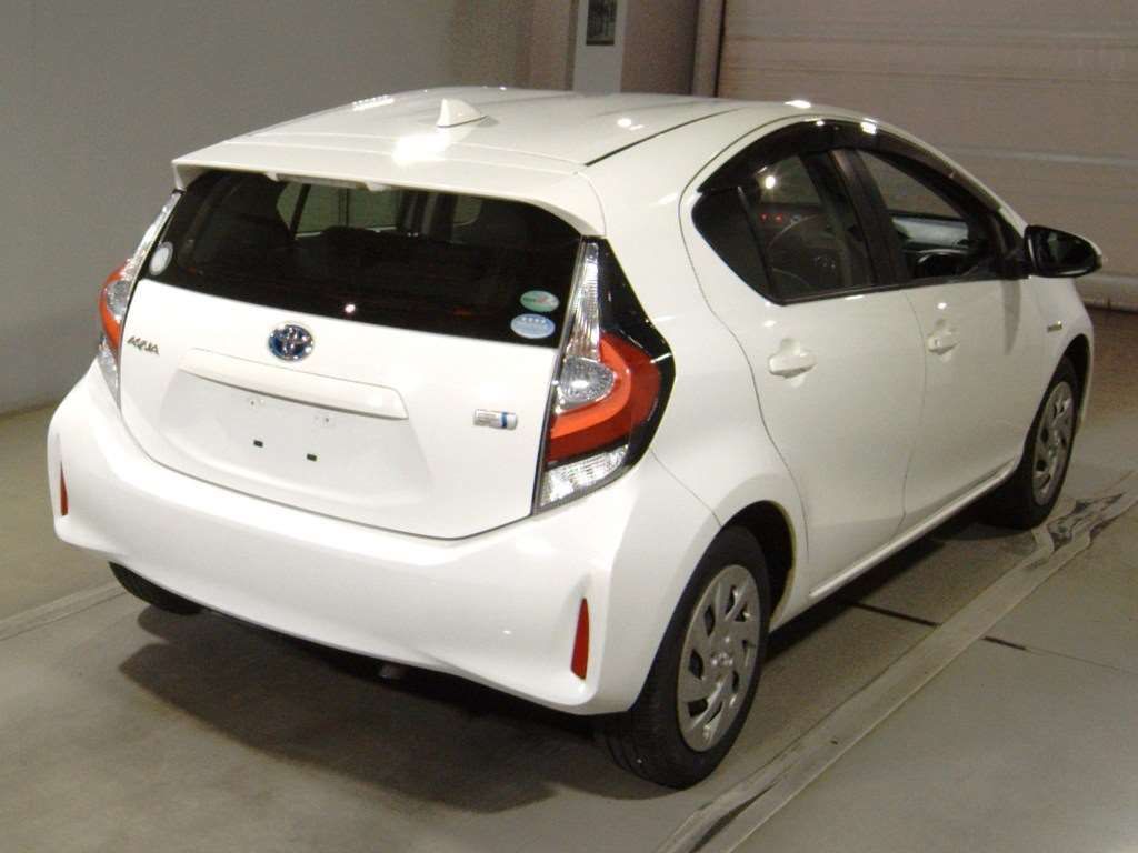 2018 Toyota Aqua L auction photo 2