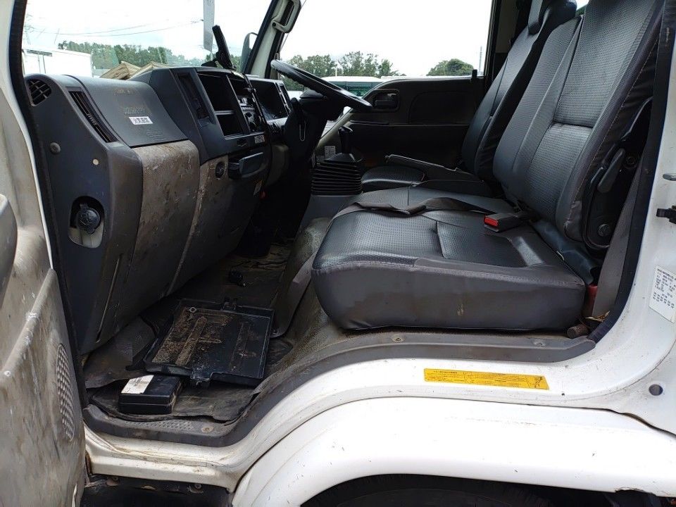 2010 Isuzu Elf auction photo 16