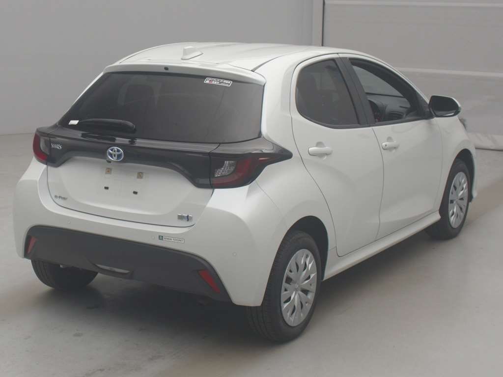 2023 Toyota Yaris ハイブリッドX 4WD auction photo 2