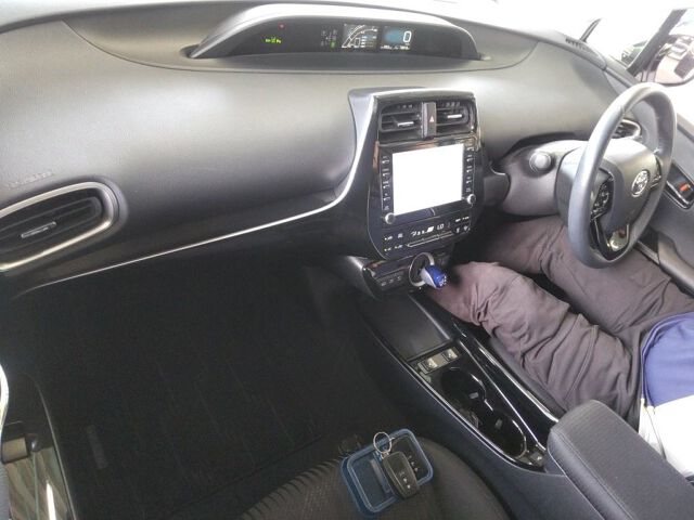 2022 Toyota Prius PHEV A auction photo 3