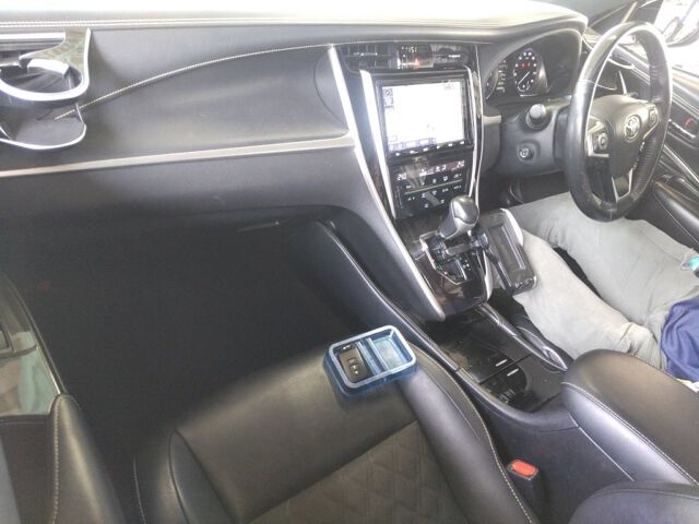 2019 Toyota Harrier premium auction photo 3
