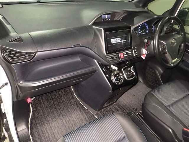 2017 Toyota Voxy Hybrid ZS Kirameki II auction photo 5