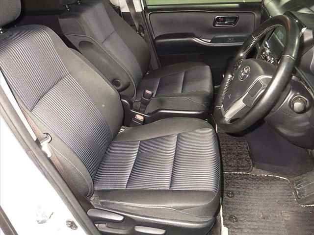 2017 Toyota Voxy Hybrid ZS Kirameki II auction photo 9